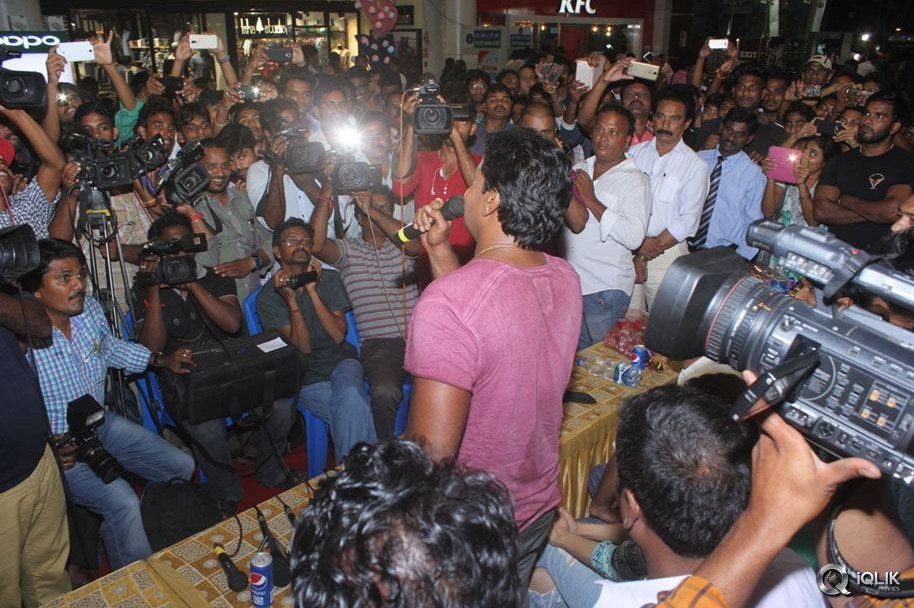 Eedu-Gold-Ehe-Movie-Team-At-CMR-Mall-In-Vizag